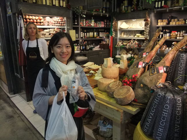 フィレンツェの市場です。<br />お店の人は生ものも真空パックするから日本に持って帰れますよってさかんにアピールしてたけど、日本に帰ってきたら「EUからのハム・ソーセージは動物検疫が必要です」ってポスター見ました。検疫受ければもって帰れるのだろうか・・・試してないので不明です。最後の最後で没収されたら泣くよね！<br /><br />＋info＋<br />フィレンツェには、テルミニ駅からユーロスターで移動しました。ヨーロッパも最近の自動販売機はとっても分かりやすいんですね！らくらくチケットが買えました。二等席を二人で84ユーロです。