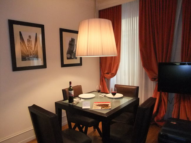 市場で生パスタとトマトソースを購入。<br />キチネットがついているお部屋でしたので、早速調理して食しました。<br />うまいーーー<br /><br />＋info＋<br />ラビオリ300グラムで3.5ユーロくらい。<br />トマトソースも3ユーロくらい。<br />近所のワインショップでキャンティの赤をボトルで5ユーロ。<br />しめて13ユーロでおつりがくる極上のパスタランチの出来上がりです。<br />ちなみにホテルはLungarno Suitesです。素敵なお部屋でした〜