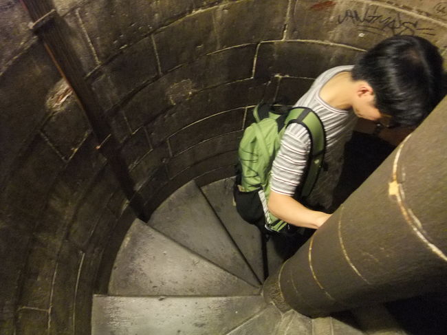 ドゥオモのクーポラに上りました。<br />上りきったときは爽快だったなぁ！<br /><br />＃こんな感じの螺旋階段が延々続きます。<br /><br />＋info＋<br />ガイドブックには日曜日も開いているみたいに書いてありましたが、実際は休みでした。土曜日の16:30くらいに気づいて、ぎりぎりセーフ！(閉まるのが17:00だったので。。。)<br />公式には463段の階段があるということでしたが、数えてみたら500段を超えていたような、、、数え間違いかな。