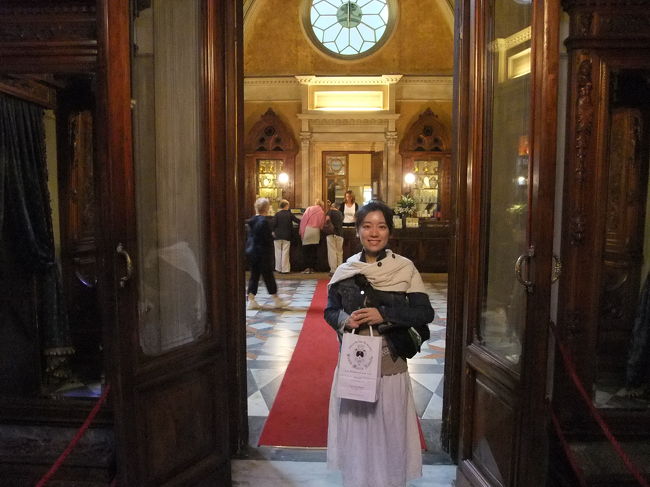 サンタマリアノヴェッラ薬局の入り口。<br />入った瞬間からえもいわれぬ芳しい香りに包まれます。変なきついにおいじゃなくって、ふんわりとしたすばらしい香りです。<br /><br />そして中は、古い銀行のカウンターみたいな重々しい雰囲気なのに、店員のお姉さんはとっても親切に商品の説明をしてくれます。値段は聞かないと分からないというのがちょっと不親切ですが、保湿用のフェイスクリームをいくつか試させてもらって、納得の一品が購入できました！やったね。<br /><br />こんなお店が日本にもあったらなぁ・・・うらやましいです。