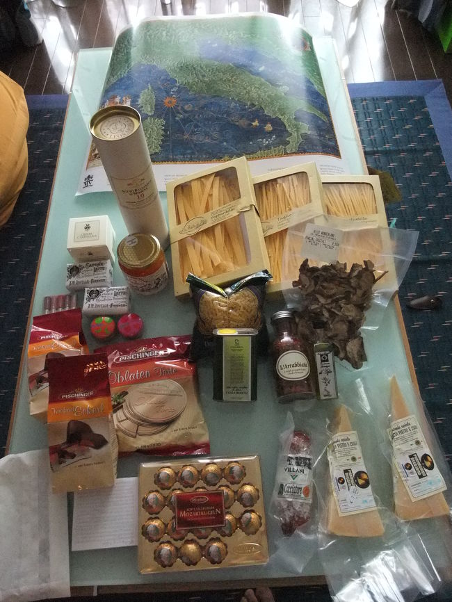 お土産たち！<br /><br />10年物のバルサミコを開けるのが楽しみです。<br /><br />追：第3のトラブルは帰国後に。成田のターンテーブルで荷物をピックアップしたら、なんとお気に入りの新品RIMOWAのスーツケースのフレームががっつりひん曲がって大きなスキマができていました。がーん。<br />すぐさまカウンターに訴えに行ったら無情にも「この損傷は免責の範囲になります」とのおことば。うわーん！人のもの壊しておいてーーー！荷物がローマに着かなかったときよりショックでした。