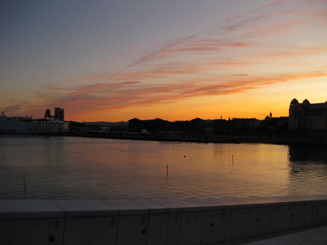 オペラ座前からの夕焼け。ムンクの「叫び」のような色合い？（笑）