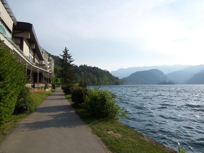 ザグレブからブレッド湖へ。<br /><br />ブレッド湖に到着したのは夕方でした。<br />夕食まで時間があったので、ブレッド湖畔を散策。<br /><br />夜１９時でもまだ明るいのが嬉しいです！