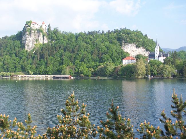 朝食後、３回目のブレッド湖散策。<br /><br />湖の向こうの断崖の上に建っているのはブレッド城です。