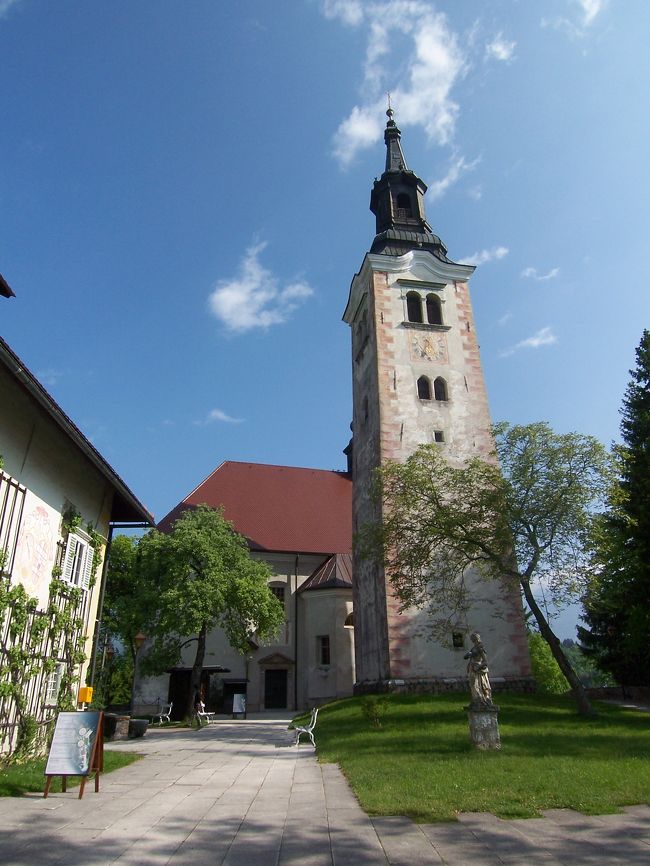 階段を登りきったら、聖マリア教会が目の前に。