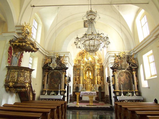 教会の中。<br />この教会には鳴らすと願いごとが叶うと言われている伝説の鐘があります。<br />