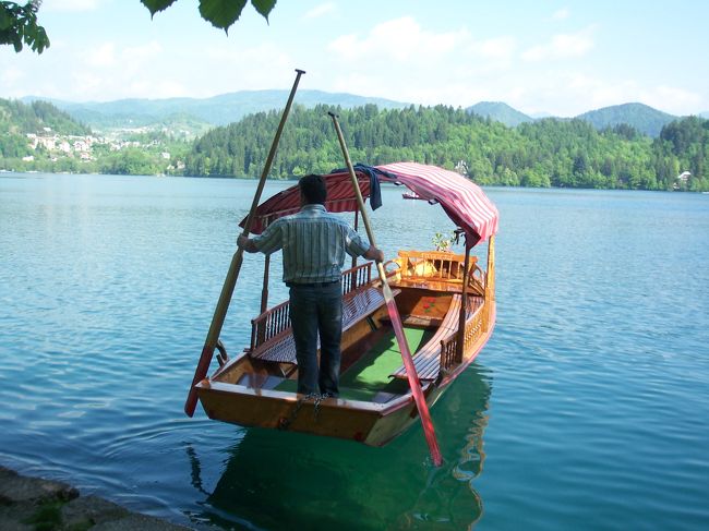 手漕ぎボートに乗って、ブレッド島へ。