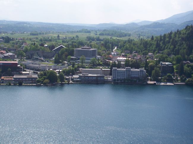ブレッド城からの眺め③<br />湖畔のホテルが小さく見えます。