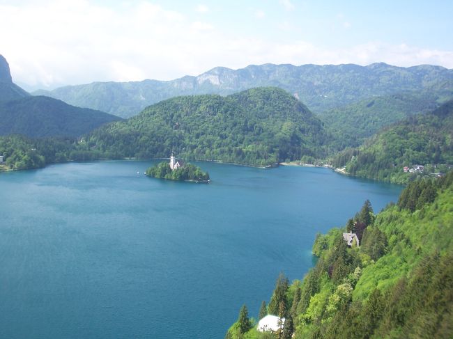 ブレッド城から見たブレッド湖。<br />深い青色がとても美しい・・・<br />