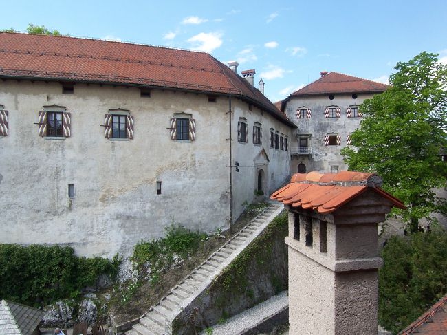 ブレッド城。<br />お城と言っても見た目はけっこう地味？