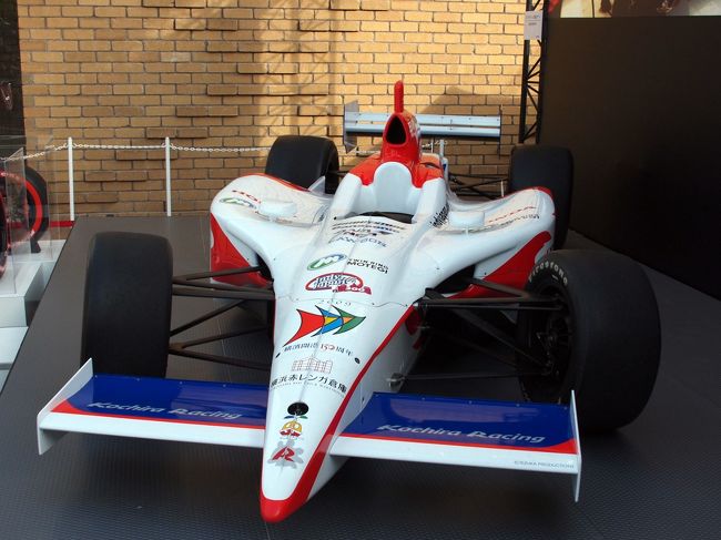 これがインディの車。<br />Ｆ１とかと一見似てますね。<br />最高速度はＦ１よりも速い