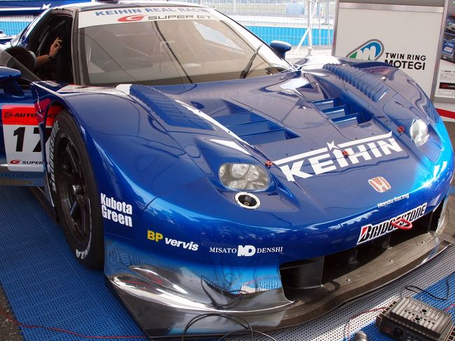 SuperGT という別のレースに出てるHONDA NSXに、<br />乗るイベントがあって乗ってきました。<br /><br />椅子が狭いので、結構きつかった。<br />今年ダイエットしてなかったら入らなかったかも。