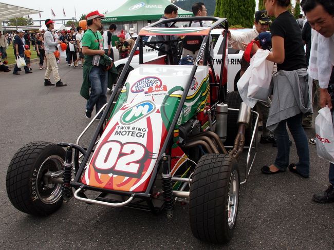 イベントスペースには、いろんな車を展示してたりしてて、レース以外も楽しめます。