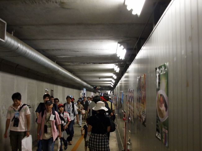 そしていよいよパドックへ。<br /><br />パドックというのは、車を整備したりする場所で、<br />ドライバーとかスタッフとかがいる場所。<br /><br />ここでは、ドライバーとか有名人と遭遇するチャンス。<br />サインとかももらえます。