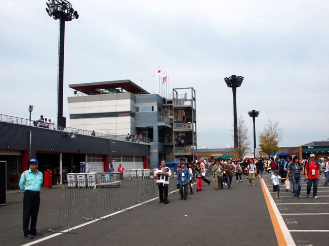 パドック キター！！<br />観戦席と比べてレース前ということもあり緊張感の漂います