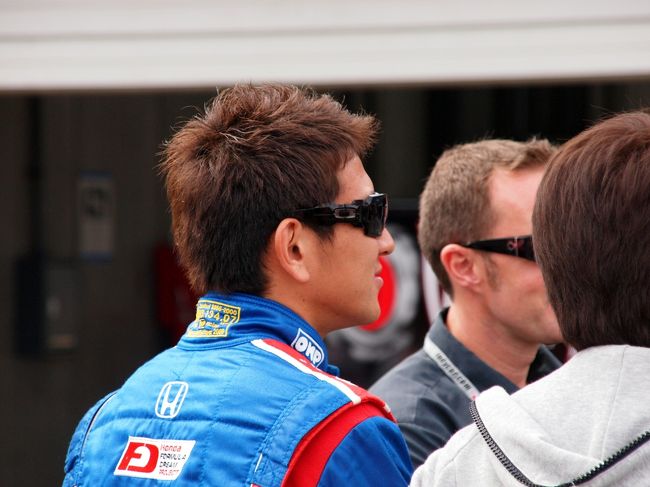 武藤選手<br /><br />３年前は、日本を舞台に戦っていたのに、今は、世界！<br />がんばってほしいなあ<br /><br />３年前、武藤選手が日本でレースやってるときのツーショット<br />http://4travel.jp/traveler/yamaji/album/10100574/#pict_11426215<br />