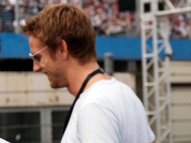 バッ、バトン！！！！<br />Ｆ１ドライバーです。<br />この時点では、２００９年のＦ１チャンピオン最有力候補<br /><br />サインと握手してもらいました。やっぱ男前。<br /><br />お忍びで来ていたようで、写真を撮ろうとしたら、<br />取り巻きの人に、みんなが気付いて大騒ぎになるからと、制止されました。。あまり周りの人はあまり気づいてなかった。