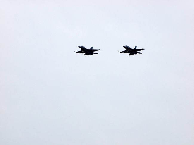 スタート前のデモンストレーション。<br /><br />自衛隊の飛行機が飛んできました