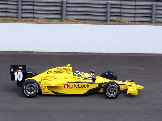 目の前を320km/hで通過していきます。