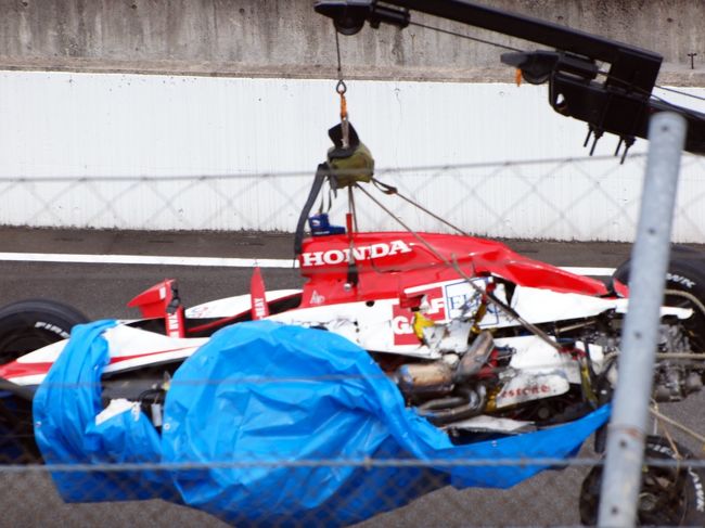 事故発生。<br />事故車が運ばれていきます。