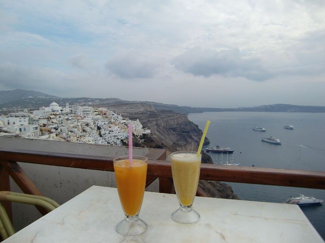 ケーブルカー乗り場の近くのタベルナでカフェタイム。