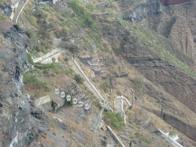 ケーブルカーがゆっくり上がっていくのが見えます。<br /><br />３００メートルの断崖絶壁を３分程で上がるらしいです。<br /><br />