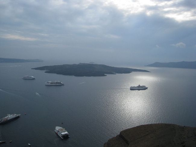 明日ボルケーノツアーに行くネオ・カメニです。<br /><br />活火山とは思えないほど静かな島です。