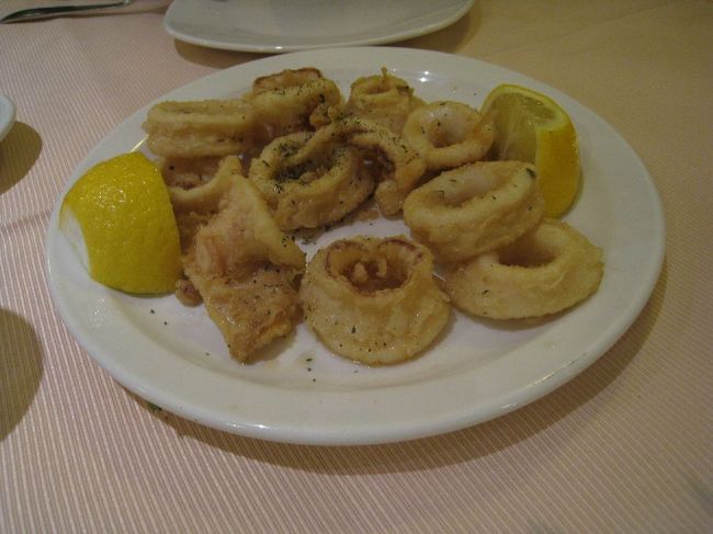 カラマリ（イカのから揚げ）です。<br /><br />レモンをしっかり絞って美味しかったです。