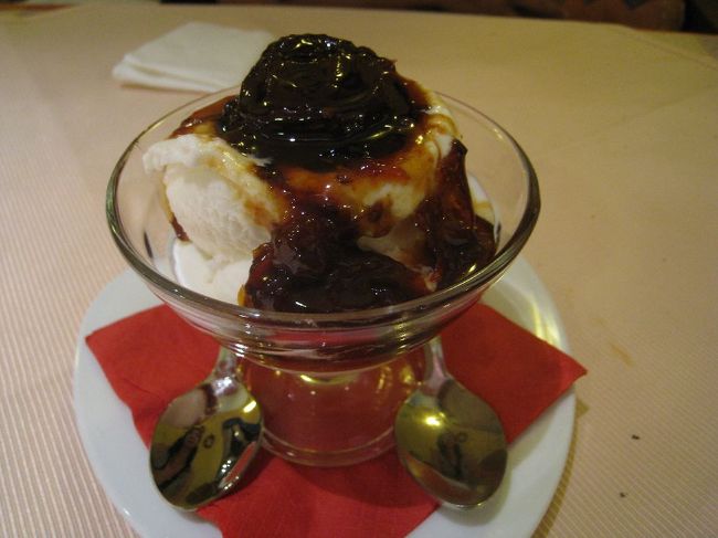 スイートトマトのアイスクリーム。<br /><br />アイスの上に乾燥トマトを甘く煮た？？<br />トマトがのってます。<br />