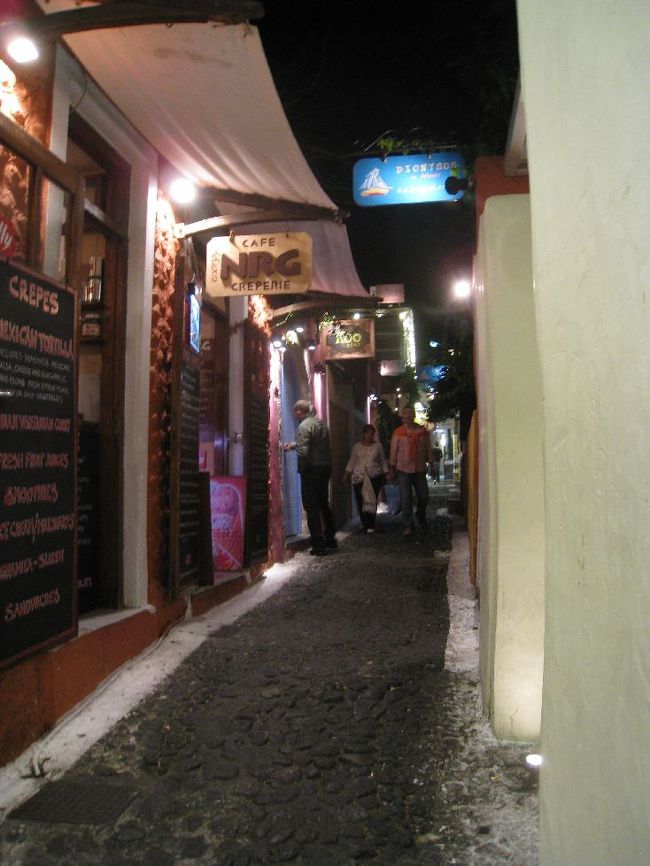 帰り道、２２時くらいだというのに<br />まだまだにぎやかな街です。