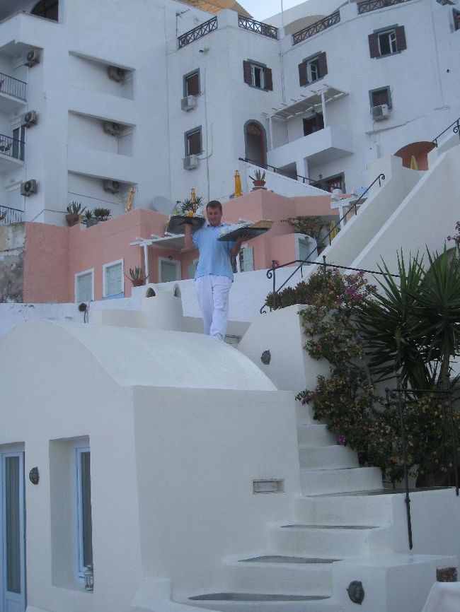 ガーデンテラスへ朝食を運んでくれます。<br /><br />急な階段なのに…すごい〜。