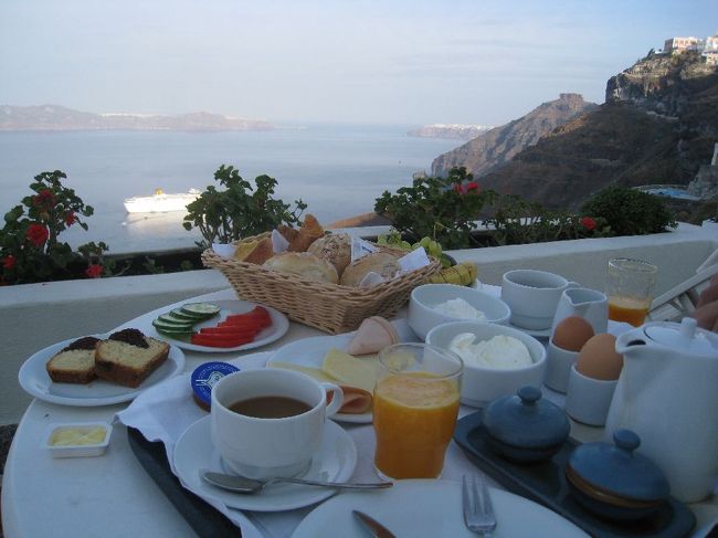 時間はゆっくりと過ぎ、食べ終わるのに１時間半もかかってしまいました（●＾o＾●）<br /><br /><br />オレンジジュースは搾ってあるので果肉と種が<br />入っています。<br /><br /><br />大絶景を目前に見ながらのモーニングは本当に<br />美味しかったです〜。<br /><br />