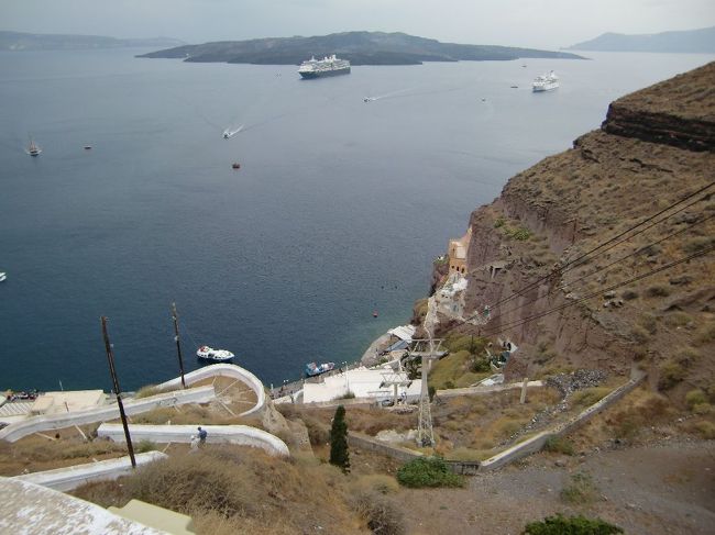 まだ半分くらいでしょうか？？<br /><br />疲れてきました〜。<br /><br />スルスルと下っていくケーブルカーが羨ましい。