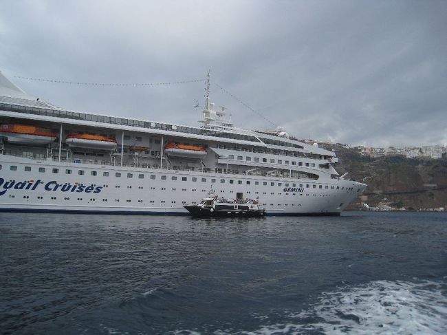 豪華客船のすぐ横を通過。<br /><br />客船からは小さなボートに乗り換えて島にはいるんですね。