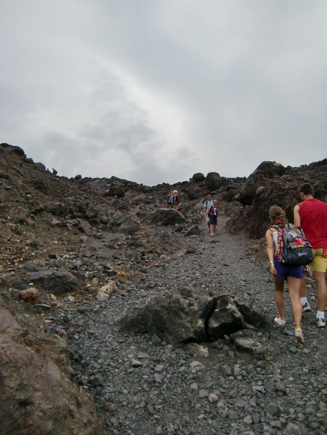 上陸後はゴツゴツした岩山をひたすら登ります。