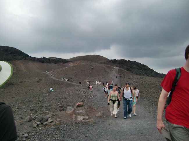 ついに雨が降ってきました。<br /><br />だんだんひどくなります。