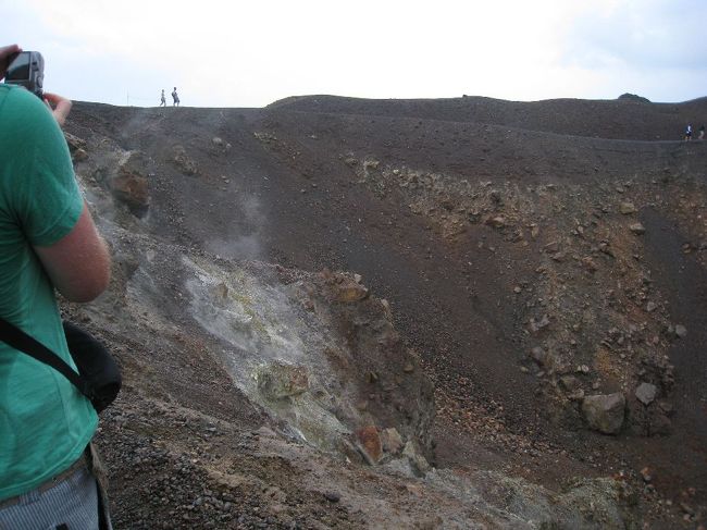 ネオ・カメニは活火山なので煙が出ています。