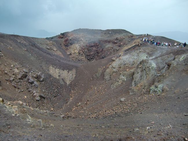 あちらこちらで煙があがってますがそんなに硫黄の匂いはしません。<br /><br />最近では、1956年に大噴火が起こり、フィラやイアの町のほとんどが崩壊し、今の町並みはそれ以降にできたらしいです。
