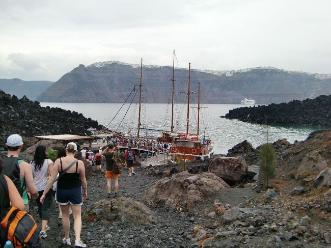 １時間半のボルケーノツアー終了。<br /><br />帰りは温泉に入ったツアーの人たちとも合流して<br />船は超満員！！<br /><br /><br />船頭さんにバランスが悪いから、左に寄って<br />右に寄ってと言われながらの乗船は怖かったです。<br /><br />大丈夫か！？