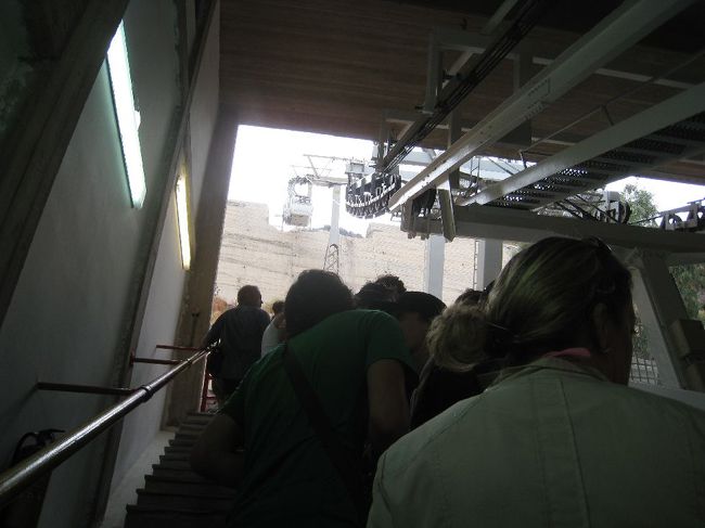 ロバに乗る予定でしたが、雨がやまなかったので<br />ケーブルカーで帰ることに。<br /><br /><br /><br />好き勝手進むロバと匂いに耐えれそうになかった<br />私は内心ホッと一安心(*^^)v<br /><br />主人は残念がってましたが…(T_T)