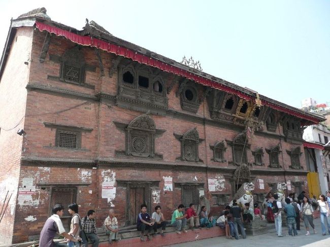 ++++++++++++++++++++++<br />クマリの館/Kumari Bahal<br /><br />クマリというのは生女神の事で、ネパールのヒンズー教においては非常に重要な地位を占める。クマリは家柄の高い家の5歳くらいの女の子から選ばれ、10〜12歳くらいまでクマリとしてここで暮らす。ここでの暮らしは全て付き人によって助けられている。<br /><br />建物は1757年のマッラ王朝期の建設。壁はレンガ造りで窓枠や柱型は木造のもの。