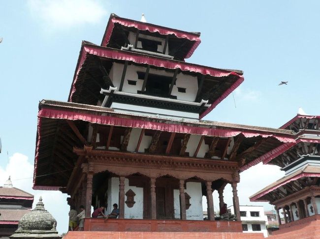 ++++++++++++++++++++++++++++<br />トライロキャ・モハン・ナラヤン寺院<br />Trailokya Mohan Marayan Temple<br /><br />ダルバル広場に入ってすぐの所にある3重の屋根を持つ寺院。ビシュヌ神にささげられた寺院で、1680年の建築。<br /><br />１階の回廊のと屋根をつなぐ腕木部分の神々の木造彫刻は見もの。