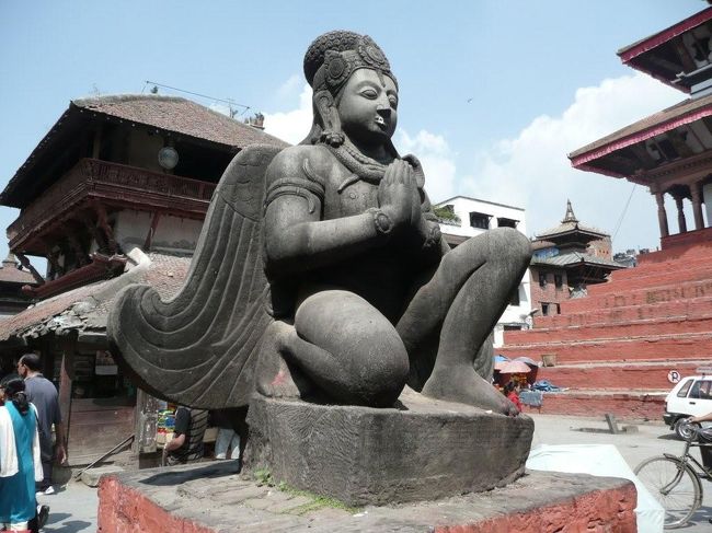 トライロキャ・モハン・ナラヤン寺院の裏手に控えているガルーダの像。ガルーダはヴィシュヌ神の乗り物である。跪いて拝んでいる像は印象的。