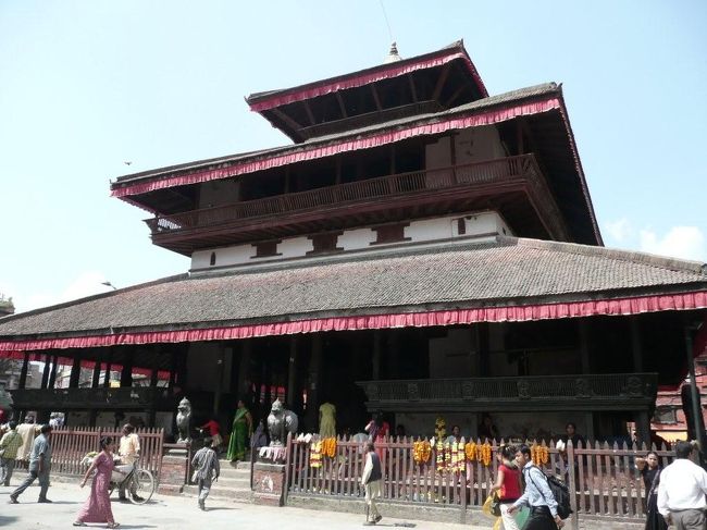 +++++++++++++++++++<br />カスタ・マンダップ<br />Kastha Mandap<br /><br />ダルバル広場の南西部にあるマル・トール広場に有る木造建築。ネパール最古の木造建築であり12世紀に建てられたらしい。このカスタマンダップを語源としてカトゥマンドゥと言われるようになったらしい。