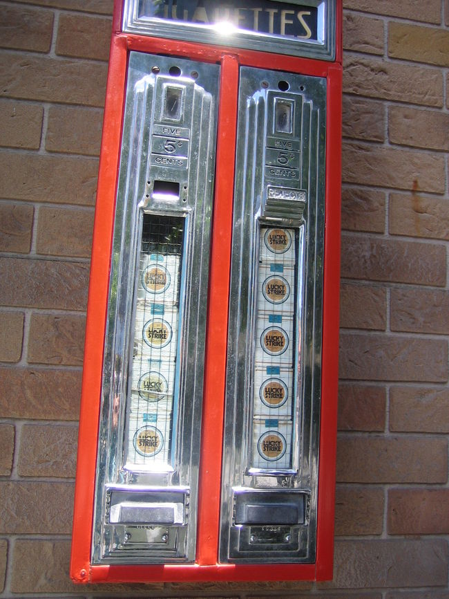 レトロなタバコの販売機<br />（多分ニセモノ）