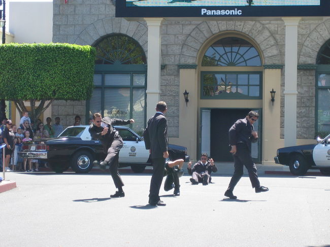 マトリックスのスタントショーは<br />本物さながらでまるで映画の中にいるような<br />感覚でした。