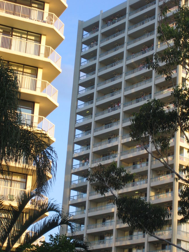 ということで歩いてサーファーズの中心部へ。<br />今日のサーファーズは高校生でごった返していました。<br />ホテルからは奇声が聞こえ、街中高校生だらけ。<br />