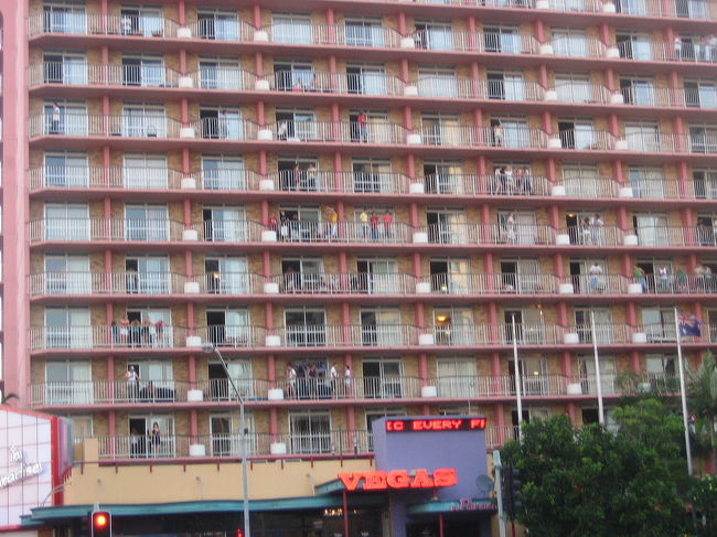 その理由は、１１月はＳＣＨＯＯＬＩＥＳと呼ばれる、オーストラリアの高校生の卒業旅行の時期です。<br />サーファーズにはオーストラリア全土から<br />高校生が集まって来ます。<br />この週末がピークかな？