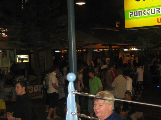 夜になっても高校生は増えるばかり。<br />それではホテルに戻り帰り支度をすることにします。