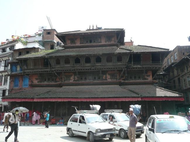 ++++++++++++++++++++<br />カビンドラプール寺院<br />Kabindrapur Temple<br /><br />カスタマンダップの斜め向かいに建つ寺院。ナラシムハに捧げられた寺院であると共にナラシムハの踊り子の住処であった建物。<br /><br />2階部分のバルコニーが見もの。